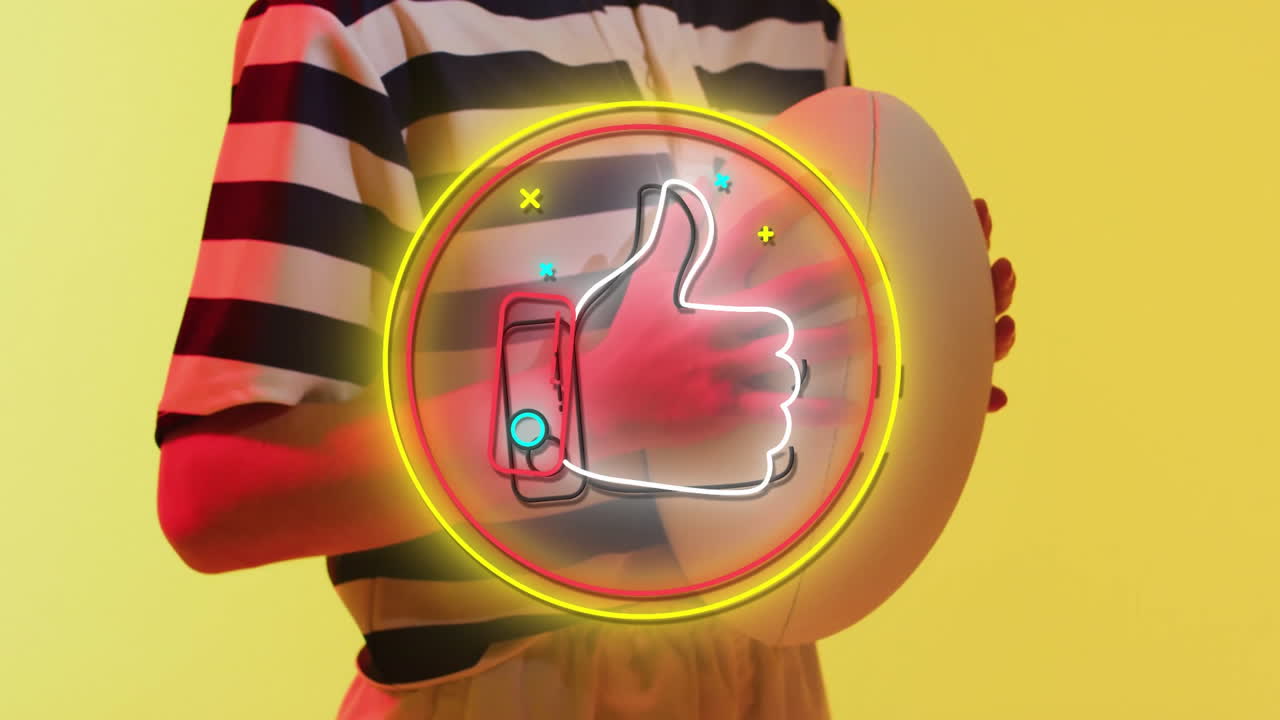 Persona che tiene un pallone da rugby, con animazione di pollice in su luminoso in un ambiente scolastico