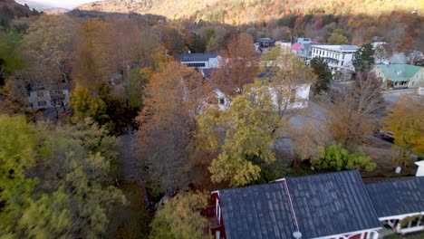 Luftsonnenkollektoren-Auf-New-England-Church-In-Rochester,-Vermont-Im-Herbst