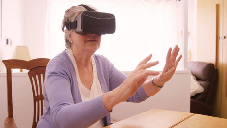 ältere-Frau-Mit-Virtual-Reality-Headset