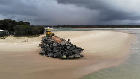 Parallax-with-drone-of-Noosa-beach,-Australia-before-the-storm-arrived