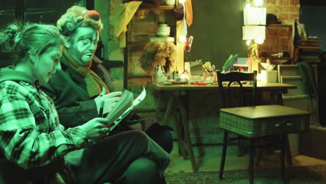 payaso trabajando en un acto de circo con una colega