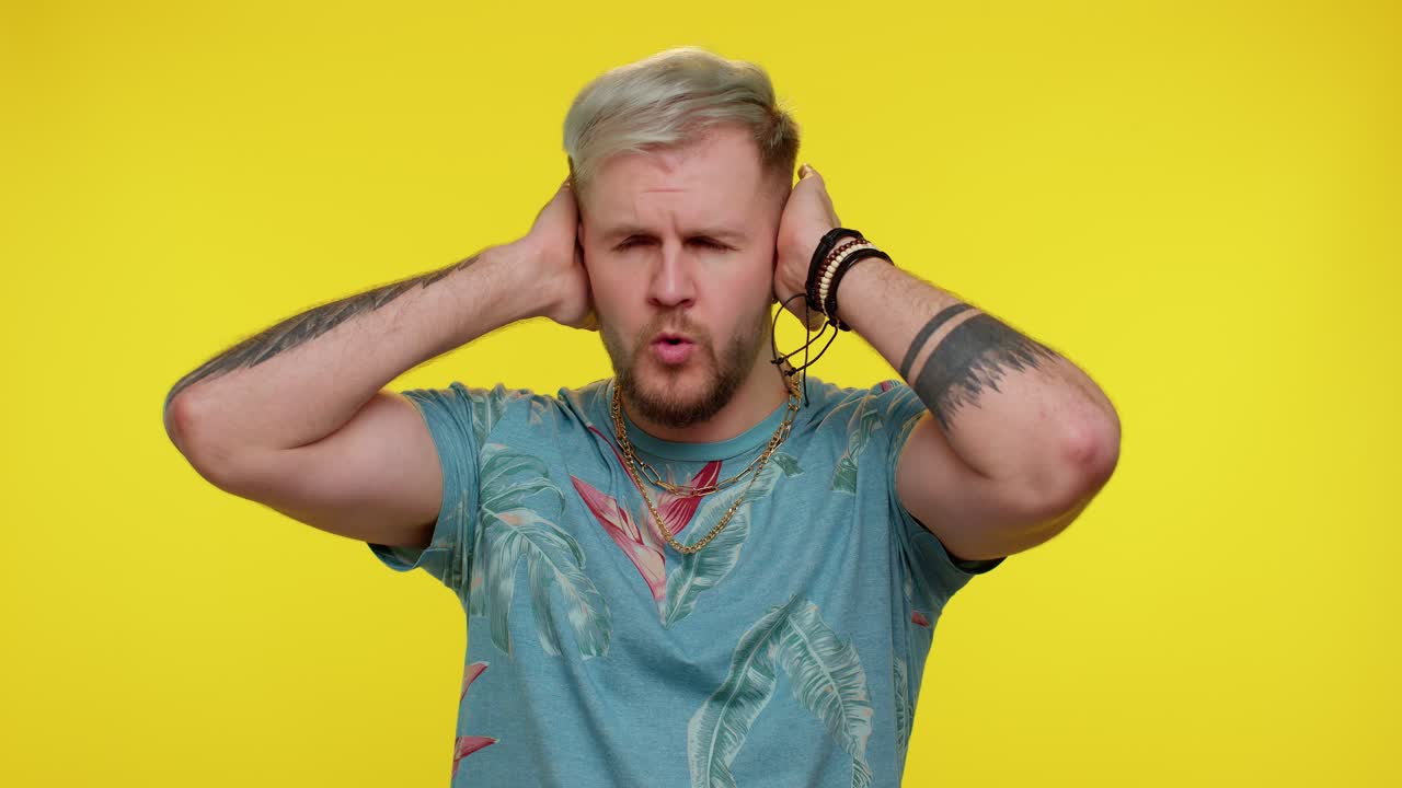frustrado irritado hombre cubriendo los oídos, evitando consejos ignorando ruidos desagradables voces fuertes