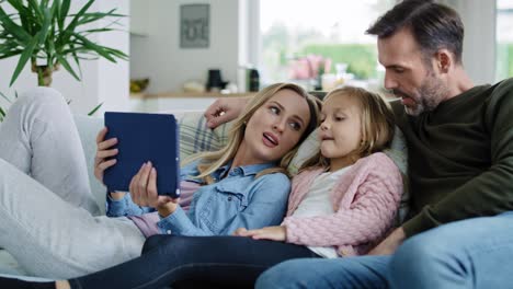 Liebevolle-Familie,-Die-Sich-Im-Wohnzimmer-Einen-Film-Auf-Dem-Tablet-Ansieht