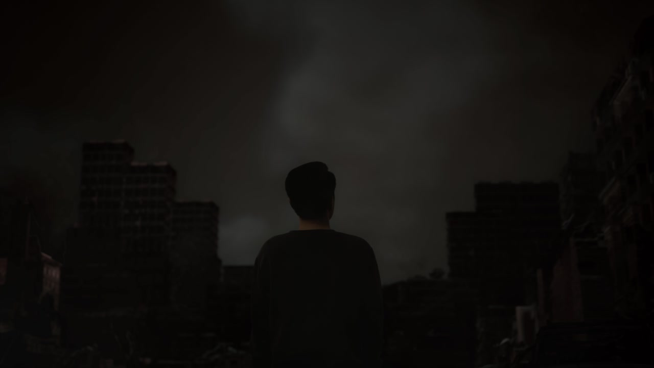 한 사람이 밤에 도시의 폐허에 서 있습니다.