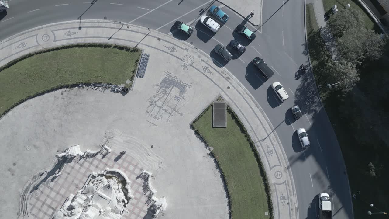 lisboa, portugal, vista aérea del tráfico alrededor de la plaza marques de pombal durante el día