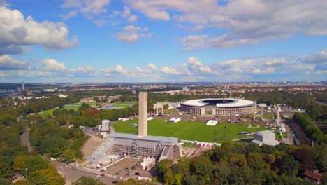 Glatter-Luftbildflug-Geschwindigkeitsrampe-Hyperlapse-Bewegungsraffer-Zeitraffer-Des-Maifeld-Olympiastadion-Berlin-Deutschland-Am-Sommertag-2022