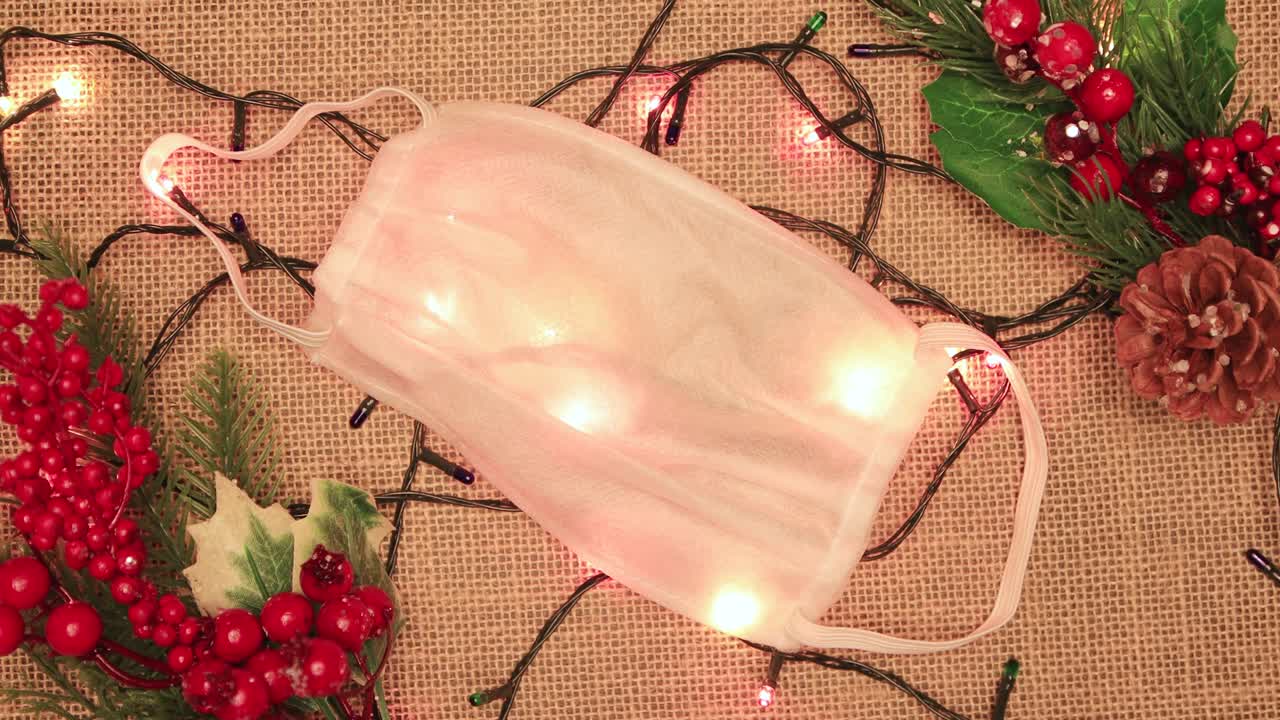 la guirnalda de navidad y la máscara médica blanca.