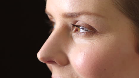 Closeup-of-a-woman-smiling-with-a-friendly