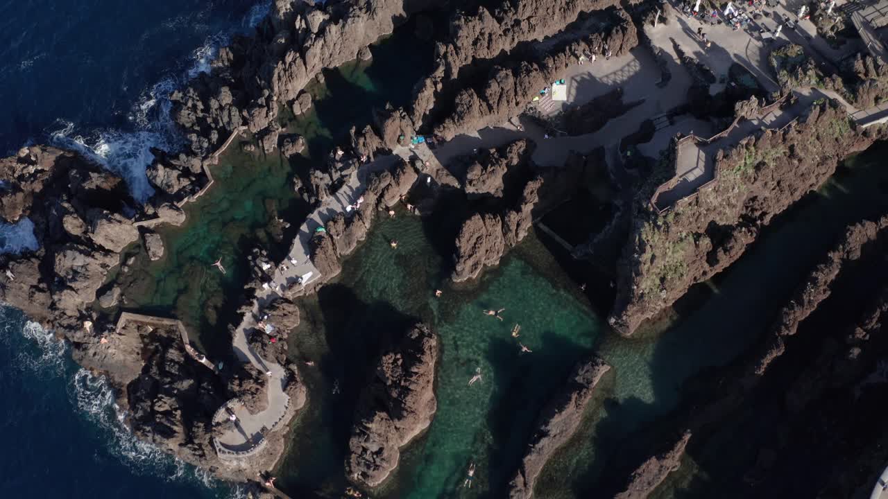 거대한 바다에 의해 조용한 녹색 자연 수영장, 사람들이 수영하는 화산 바위에서 만들어진