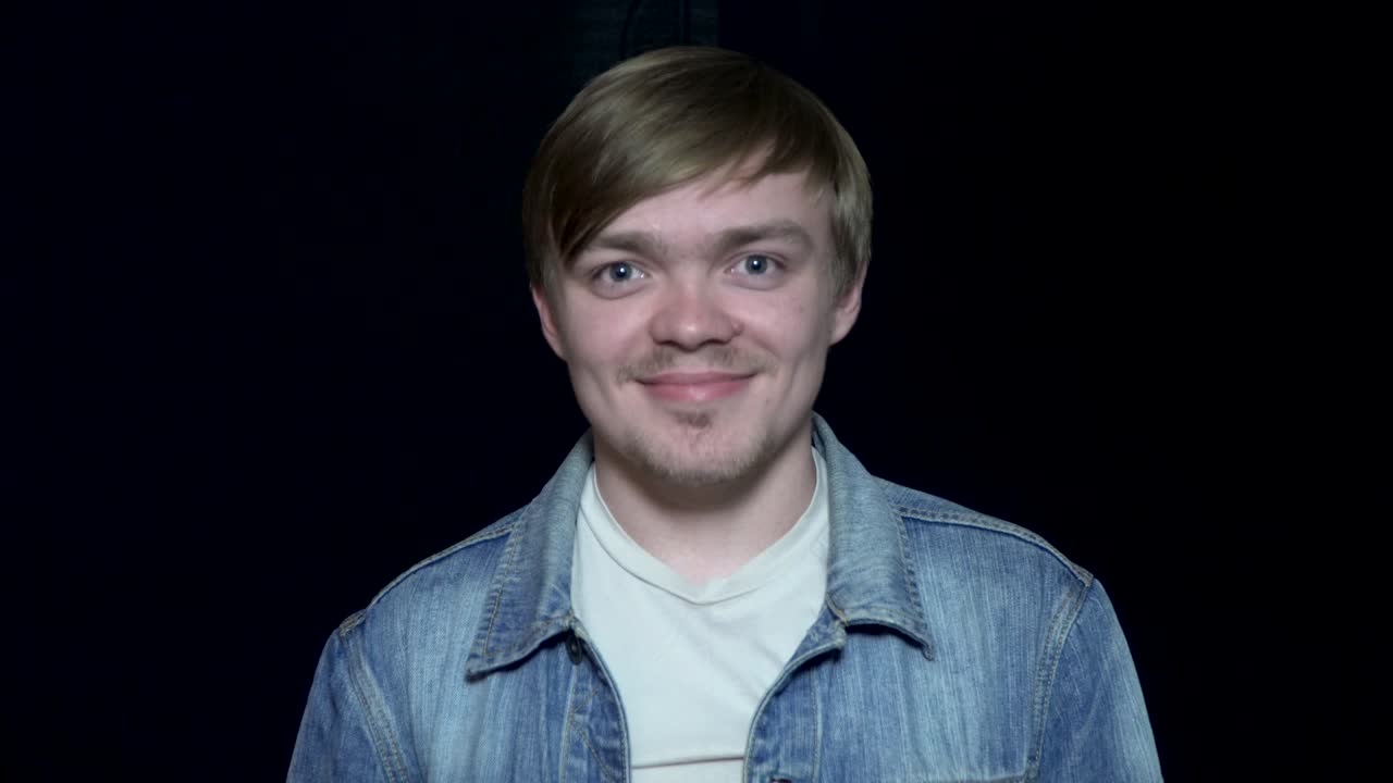 feliz joven sonriendo