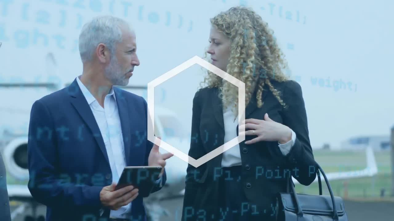 animación de formas y datos giratorios, sobre personas de negocios que usan tablets hablando al lado del avión