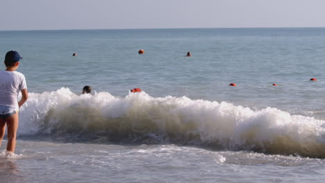 gente disfrutando de las olas en la playa