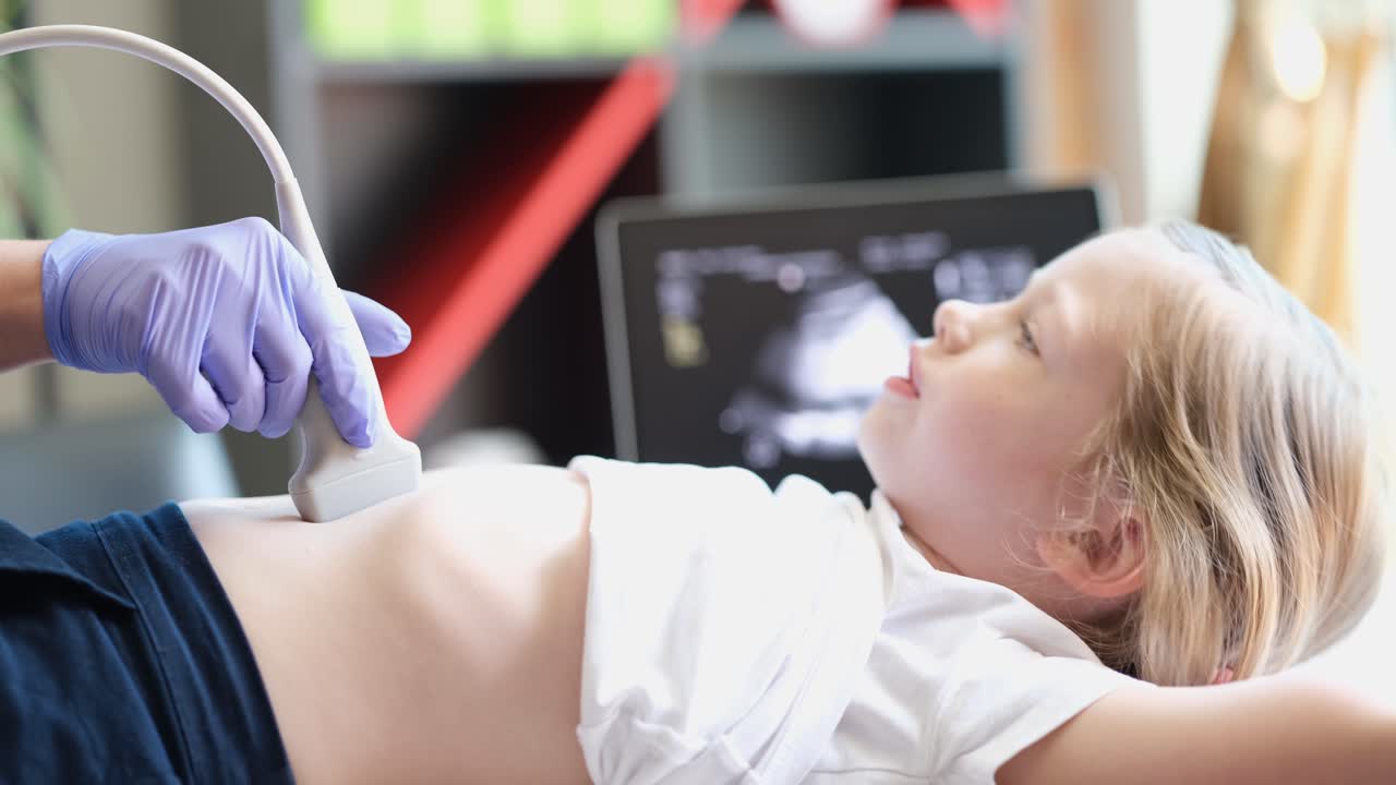 Bambino sottoposto a ecografia