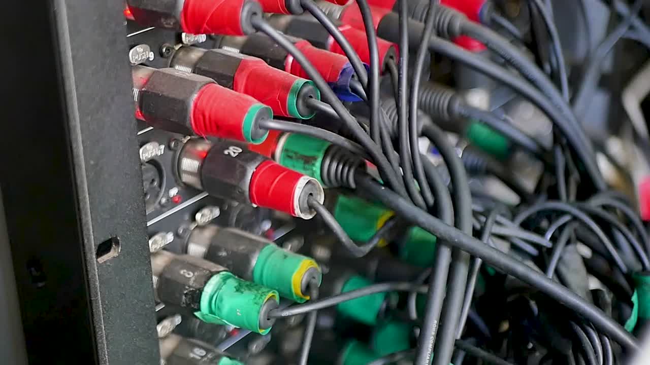 una vista de cerca de los cables xlr de alta calidad utilizados para conexiones de audio profesionales