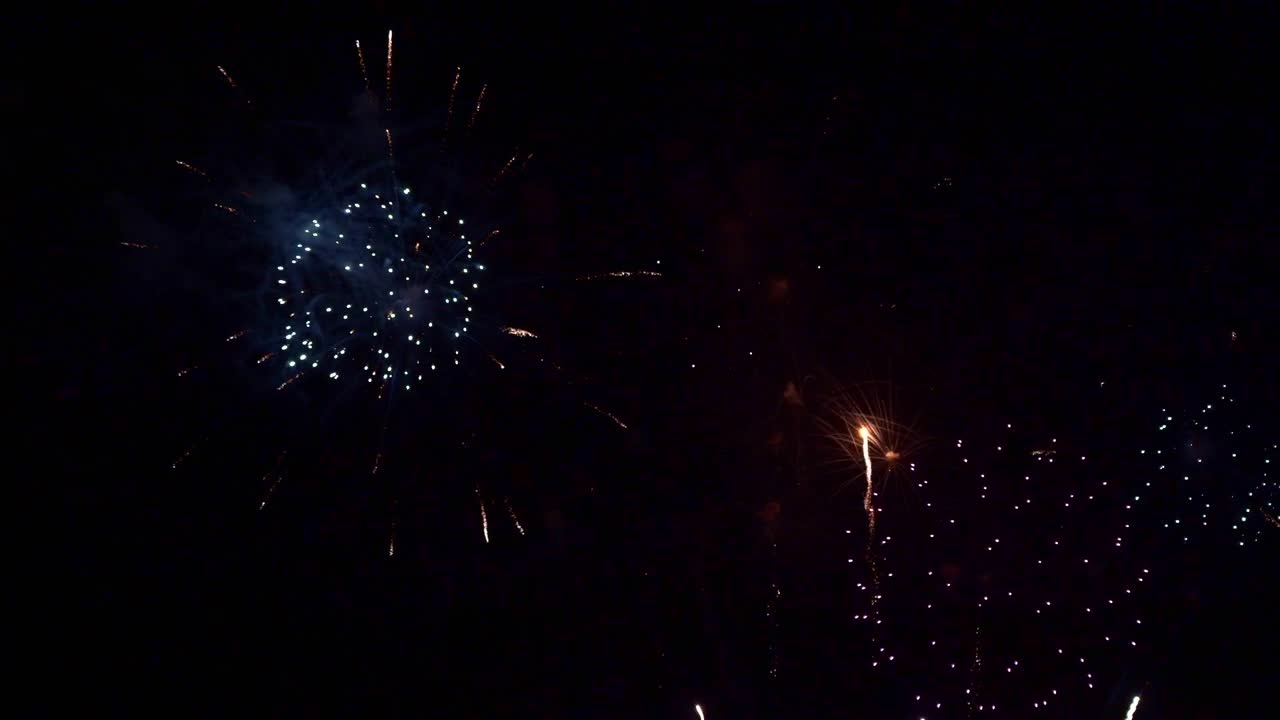 Bellissimo spettacolo pirotecnico colorato di notte per una celebrazione durante un festival.