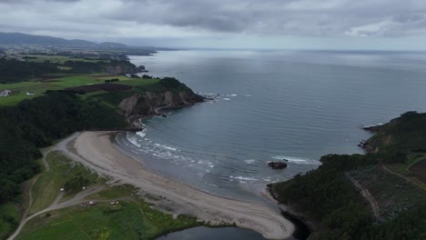 Schwenken-Drohne-Luftaufnahme-Cueva,-Strand-Nordspanien-Drohne,-Luftaufnahme