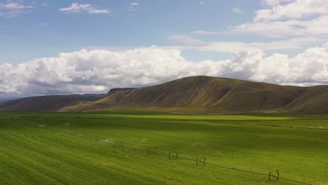 Mosaico-Agrícola:-Imágenes-De-Drones-Capturan-Campos-De-Cultivo-Ubicados-Entre-Pastizales-Cubiertos-De-Artemisa-En-Cache-Creek,-Bc