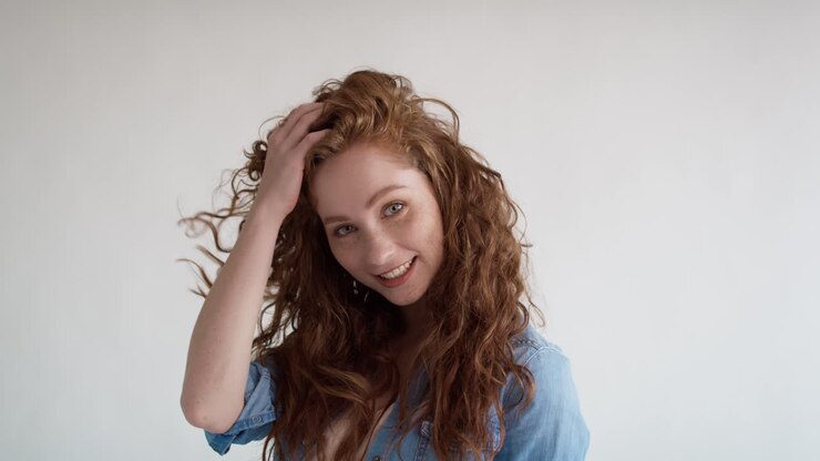 Ritratto ravvicinato di giovane donna caucasica su sfondo bianco