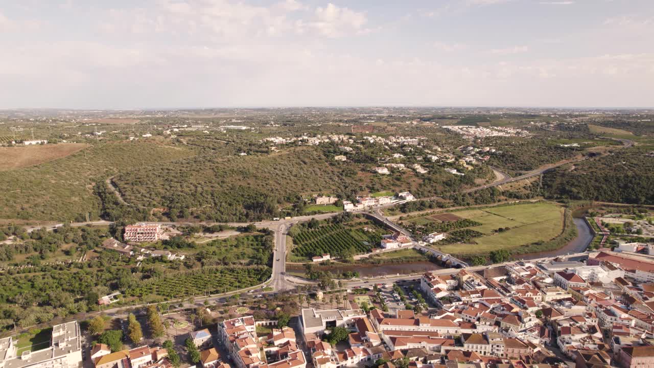 Pasada aérea amplia del Castillo de Silves en el Algarve desde las afueras del río Arade