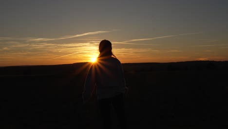 energía positiva, estiramiento matutino al amanecer, vibración de rutina salud mental