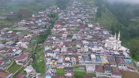 Vista-De-Pájaro-Por-Drones-De-Una-Casa-De-Campo-En-La-Ladera-De-La-Montaña