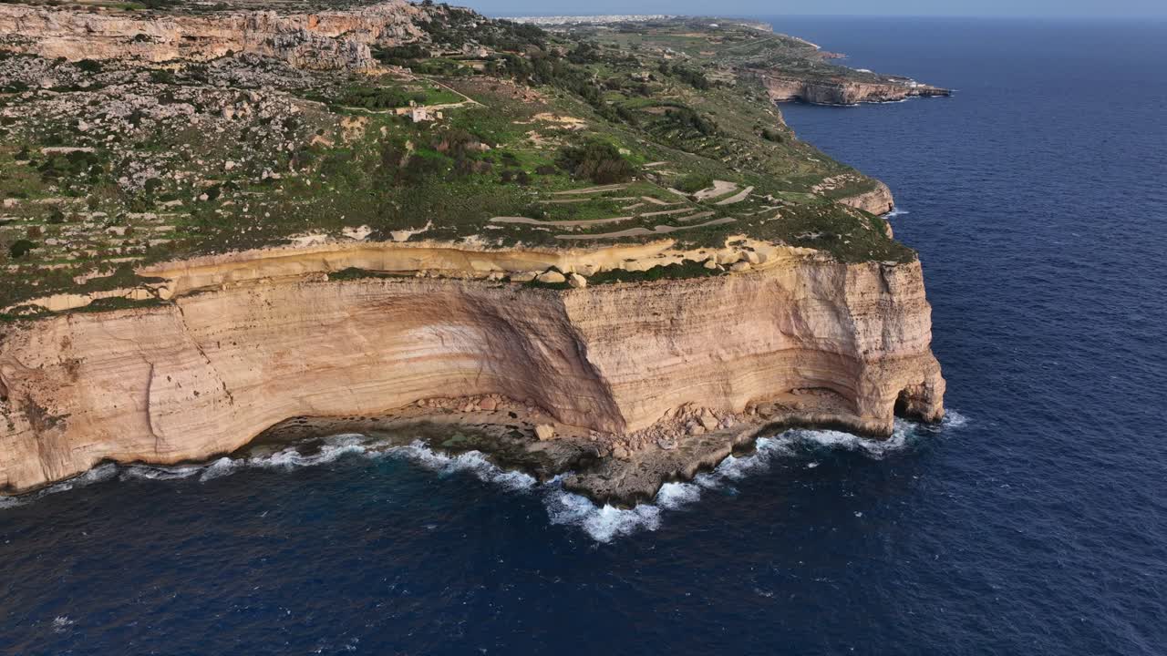 imágenes panorámicas aéreas de drones de los acantilados de dingli, malta, mar mediterráneo
