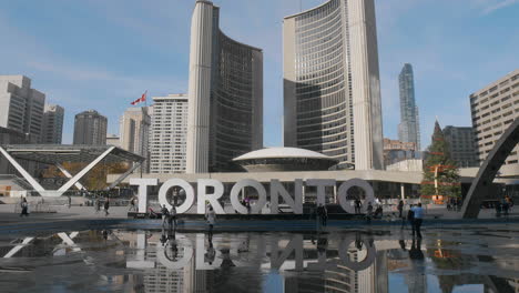 Toronto-Firmar-En-Nathan-Phillips-Square