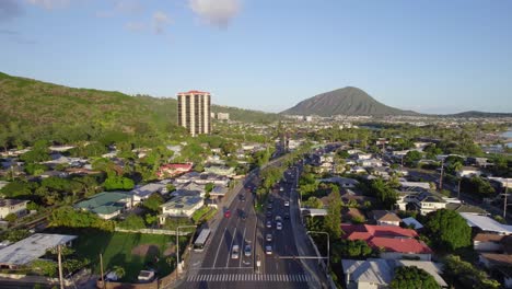 Drohnenaufnahmen-Einer-Fahrt-Auf-Dem-Highway-H1-In-Honolulu,-Hawaii,-Auf-Der-Insel-Oahu-An-Einem-Sonnigen-Tag