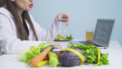 dietitian explaining healthy lifestyle formula to patient.