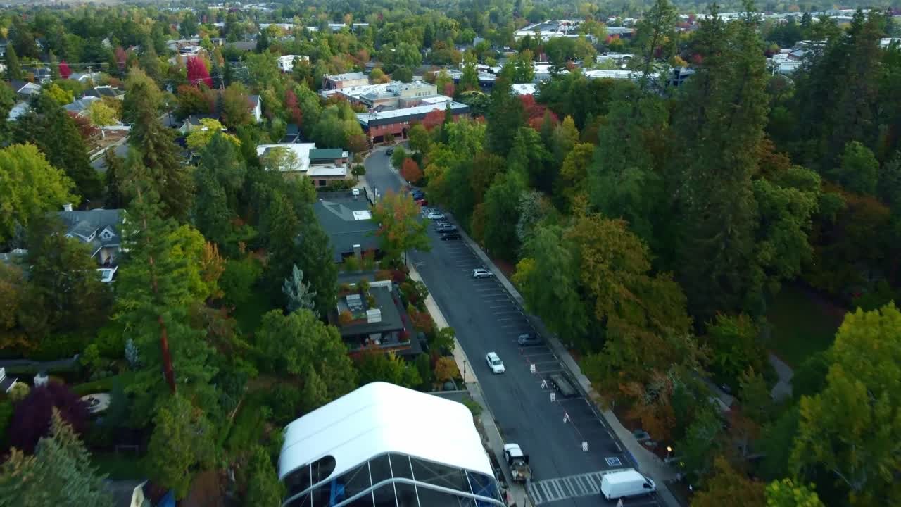US, Oregon, Ashland - Drone shot of Lithia Park, flying north towards downtown