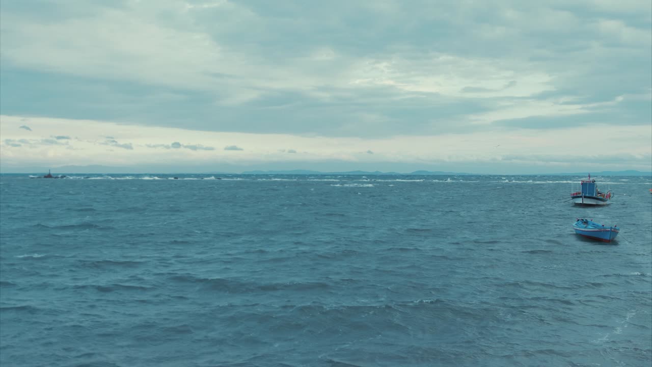 거친 바다 넓은 경치 샷 흐린 실시간