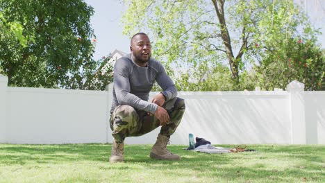Müder-Afroamerikanischer-Soldat,-Der-In-Einem-Sonnigen-Garten-Trainiert