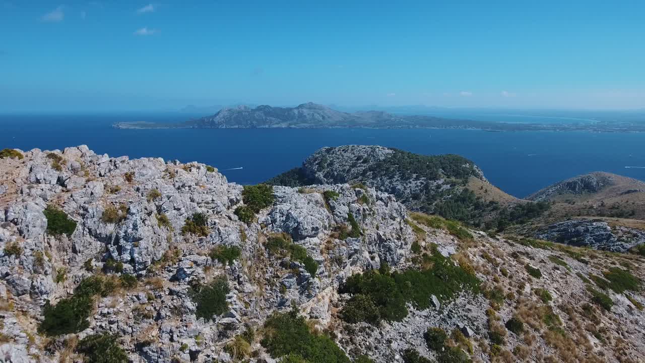 Mallorca Cap de Formentor Talaia d'Albercutx 4K záběry z dronu - Záliv Alcudia - Široký záběr z dronu 4K