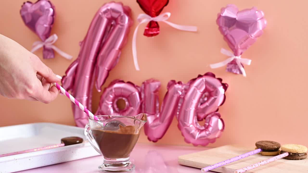 hacer postres dulces pops de pastel. sumergir pops de tartas en chocolate negro derretido