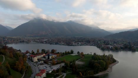 toma cinematográfica de la ciudad junto al lago entre las montañas - tegernsee, alemania