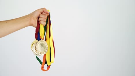 Hand-Hält-Medaillen-Vor-Weißem-Hintergrund-4k