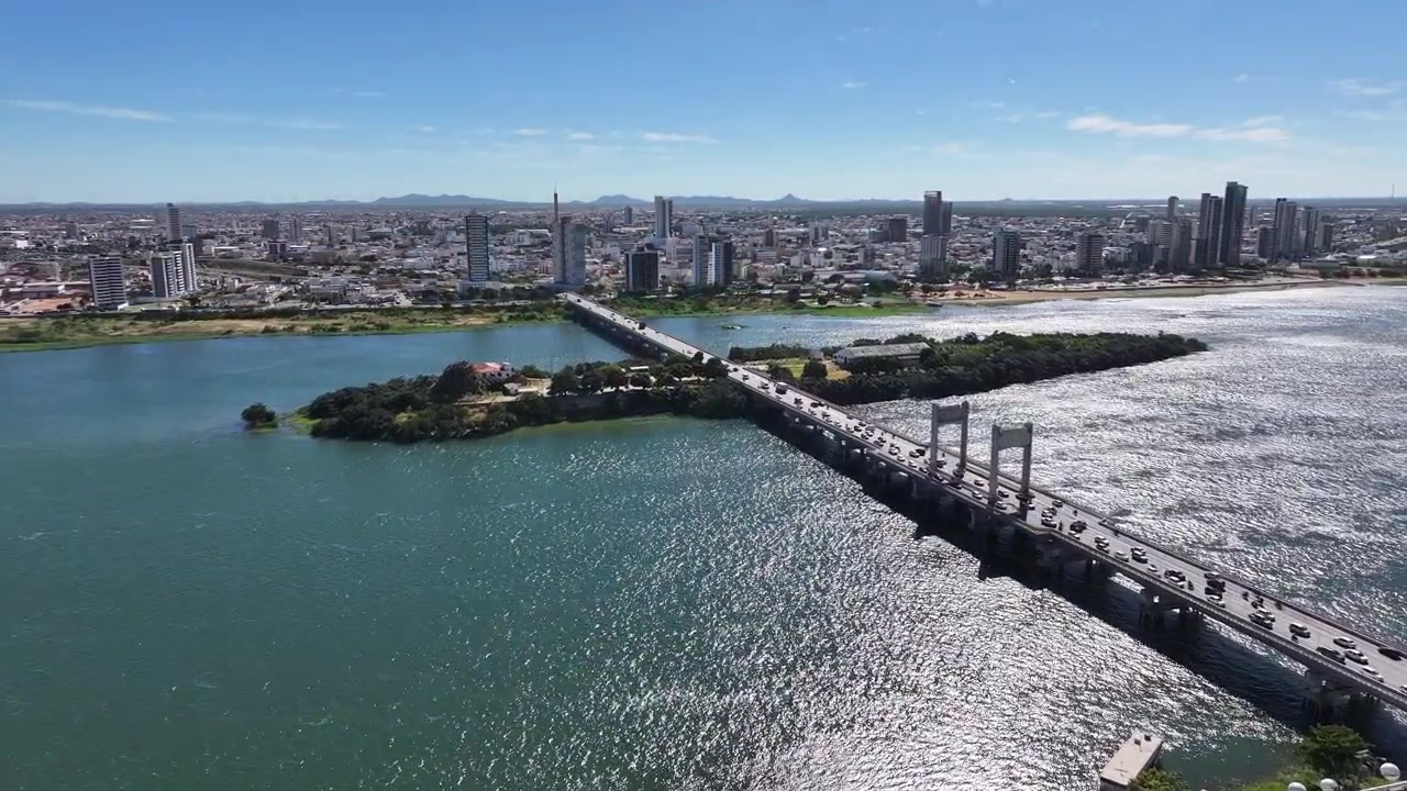 Ponte Presidente Dutra em Petrolina, Pernambuco, Brasil. Centro da cidade. Bela paisagem urbana. Horizonte do Rio São Francisco. Ponto turístico.