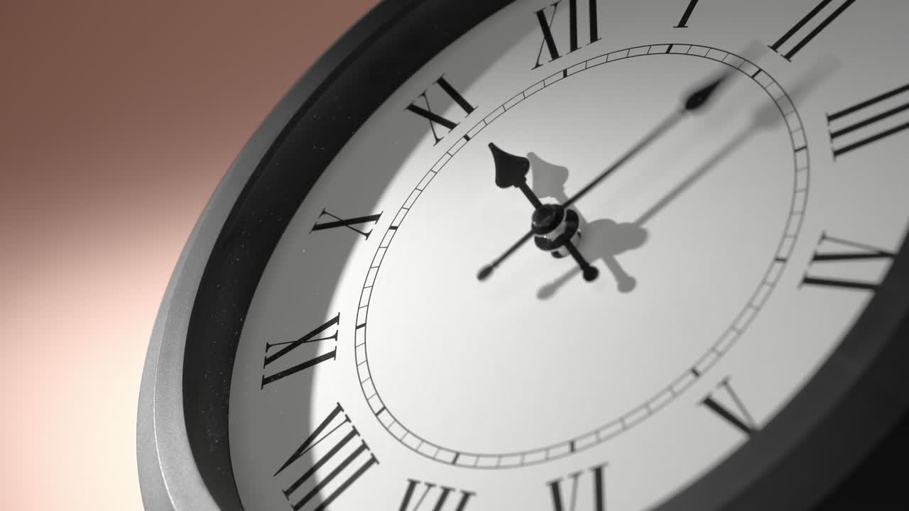 Quadrante di orologio latino su parete color crema beige.