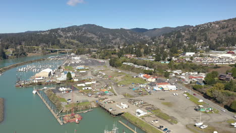 Puerto-Deportivo-Escénico-Con-Río-Tranquilo-Y-Estructuras-Durante-El-Día-Cerca-Del-Puerto-De-Brookings,-Oficina-En-Oregon