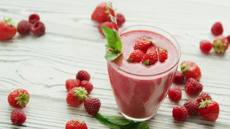 Strawberry-smoothie-in-glass-with-mint