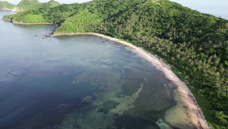 impresionante vista aérea de la costa de la isla filipina con una jungla impresionante, bahías claras, playas de arena blanca y arrecifes