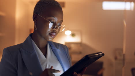 Tablet,-research-and-night-with-a-black-woman