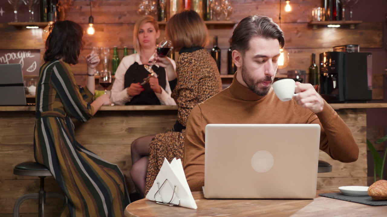 personas que trabajan en un café