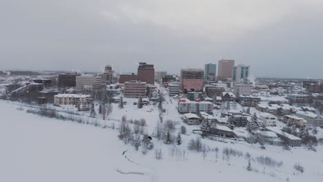 Centro-De-La-Ciudad-De-Anchorage,-Cerca-De-La-Orilla-Del-Río-Congelado-En-Alaska,-Estados-Unidos