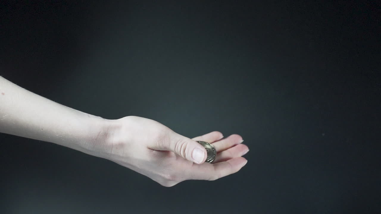 ビットコインを空中に投げて再びキャッチ、黒い背景