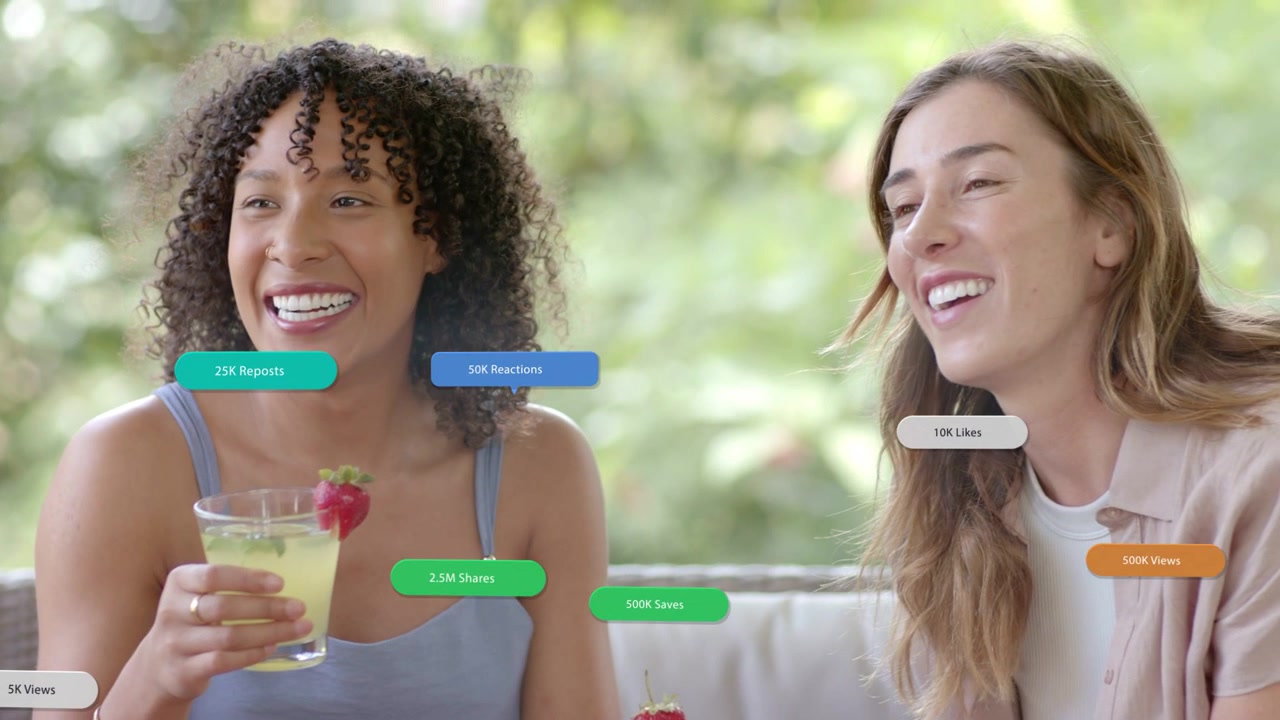 Trois femmes publiant sur les réseaux sociaux, celle du milieu levant un cocktail, des bulles montant, panoramique vers la droite