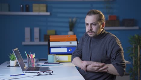 el hombre que siente frío es frío y calienta sus manos.