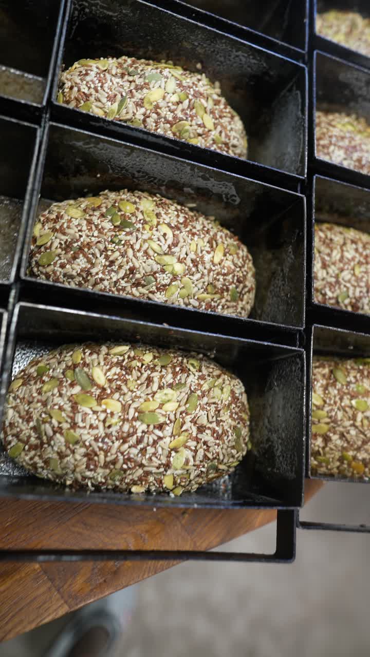 Preparazione di pane ai semi in teglie da forno