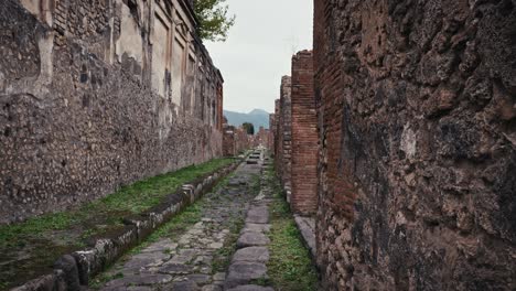 Antigua-Calle-De-Pompeya-Con-El-Monte-Vesubio-En-La-Distancia,-Italia