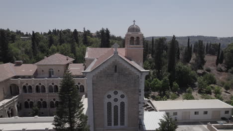 la cruz del campanario del hermoso monasterio de los monjes silenciosos